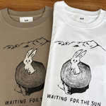 童謡「まちぼうけ」モチーフ｜切り株とうさぎのTシャツ｜白andサンドカーキ