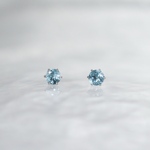 【スイスブルートパーズのお守りピアス】 4mm / 青 / 天然石 / サージカルステンレス / つけっぱなしok