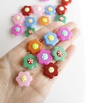 2個 花のガラス中間パーツビーズ 20㎜ ランダム カラフル 染め レトロ アンティーク フラワー キッズ かわいい 小さい 色付け ２カン 中間パーツ つなぎ