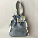 おでかけがもっと楽しくなる♪ キッズ巾着バッグ（ミニポーチ付き）ちょうちょ柄　ブルー