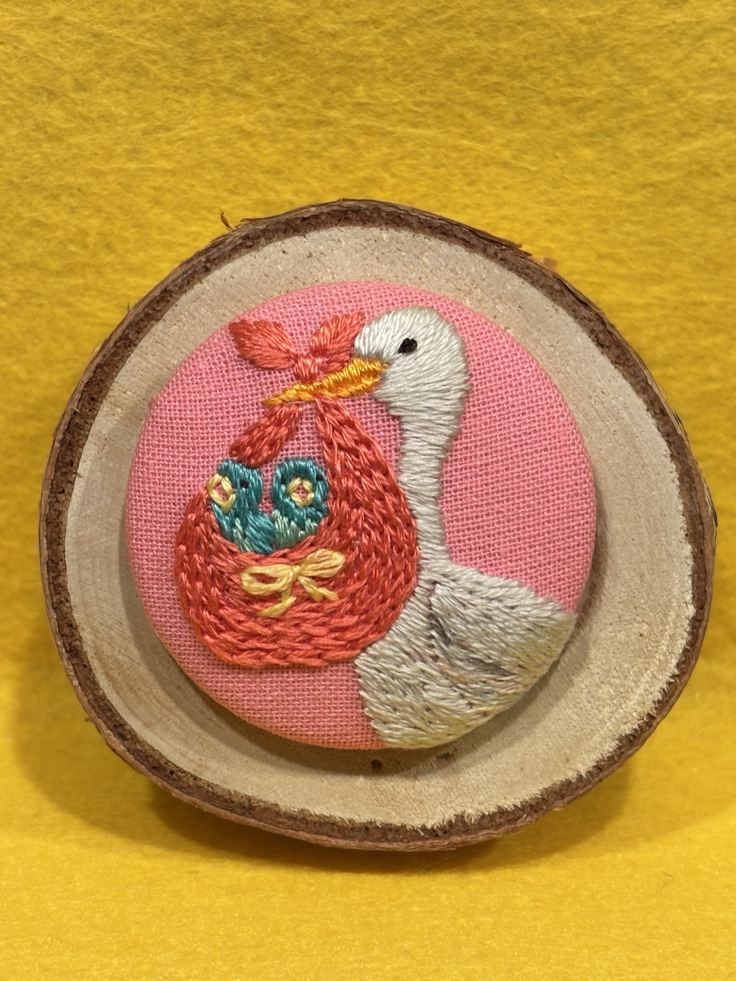 くるみボタン刺繍ヘアゴムorブローチ ゆらゆらラッコ - にわとり