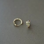 きらめく蝶々のワンタッチフープピアス　18KGP 金属アレルギー対応　取り外し簡単　上品　高見え
