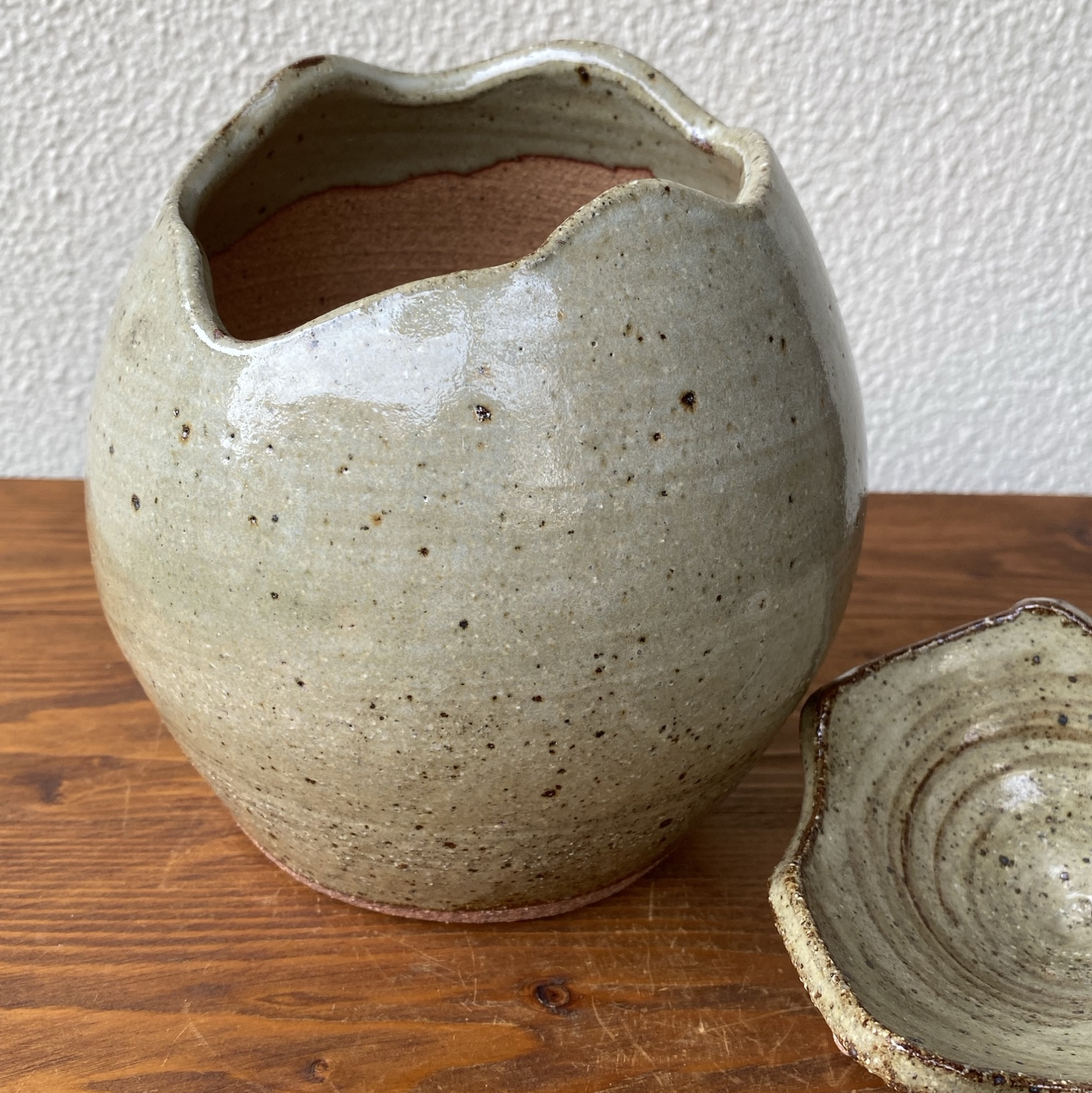 No4081鉄釉　蓋内鳥文　蓋物　合子　小物入れ　陶磁器　民藝　古美術　送料無料 No4081鉄釉 蓋内鳥文 蓋物 合子 小物入れ 陶磁器 民藝 古美術