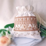 ブルー　花模様　インド刺繍リボン　フリル 巾着