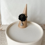 黒薔薇とビジューのリング