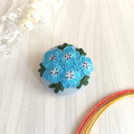 刺繍ミニブローチ◆ネモフィラ◆くるみボタン