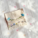 ねことお花刺繍のカードケース(水色)