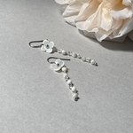 花 揺れるシェル ロング ピアス ホワイト マザーオブパール 金属アレルギー対応 サージカルステンレス