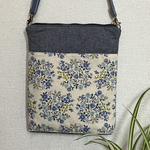 お花のサコッシュ　ブルー　（ベルト付き）