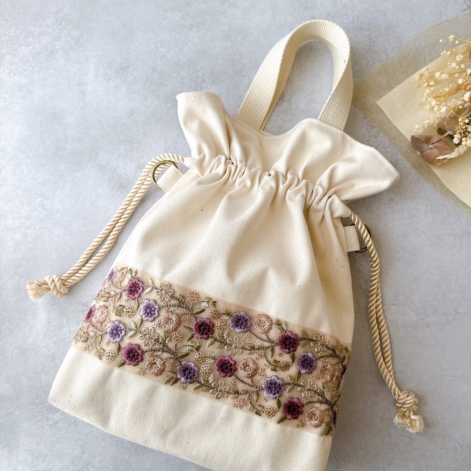 刺繍デザインの巾着袋　インド刺繍生地　巾着バッグ　巾着袋　ハンドメイド ✿ ✿ ✿ インド刺繍生地の巾着バッグ 新柄です！ こちらの生地