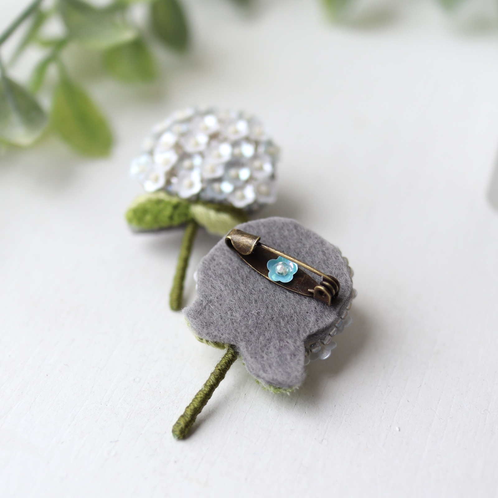 可憐なお花が咲き乱れるオートクチュール刺繍の紫陽花ブローチ