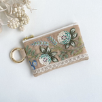 インド刺繍　ミニポーチ　ポーチ　カラビナ　小銭入れ　コインケース　小物入れ　コットンリネン　プチギフト　プレゼント　バッグチャーム　花柄　春　シロツメクサ　母の日　