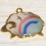 空を映した羊さんのペンダントトップ　大人びた色合いのファンタジックなレジンアクセサリー