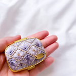 インド刺繍リボン　刺繍リボン　ピルケース　ミニケース　パープル　ライラック　ラベンダー色　贈り物　ギフト　プチギフト　プレゼント　アクセサリーケース　手のひらサイズのケース