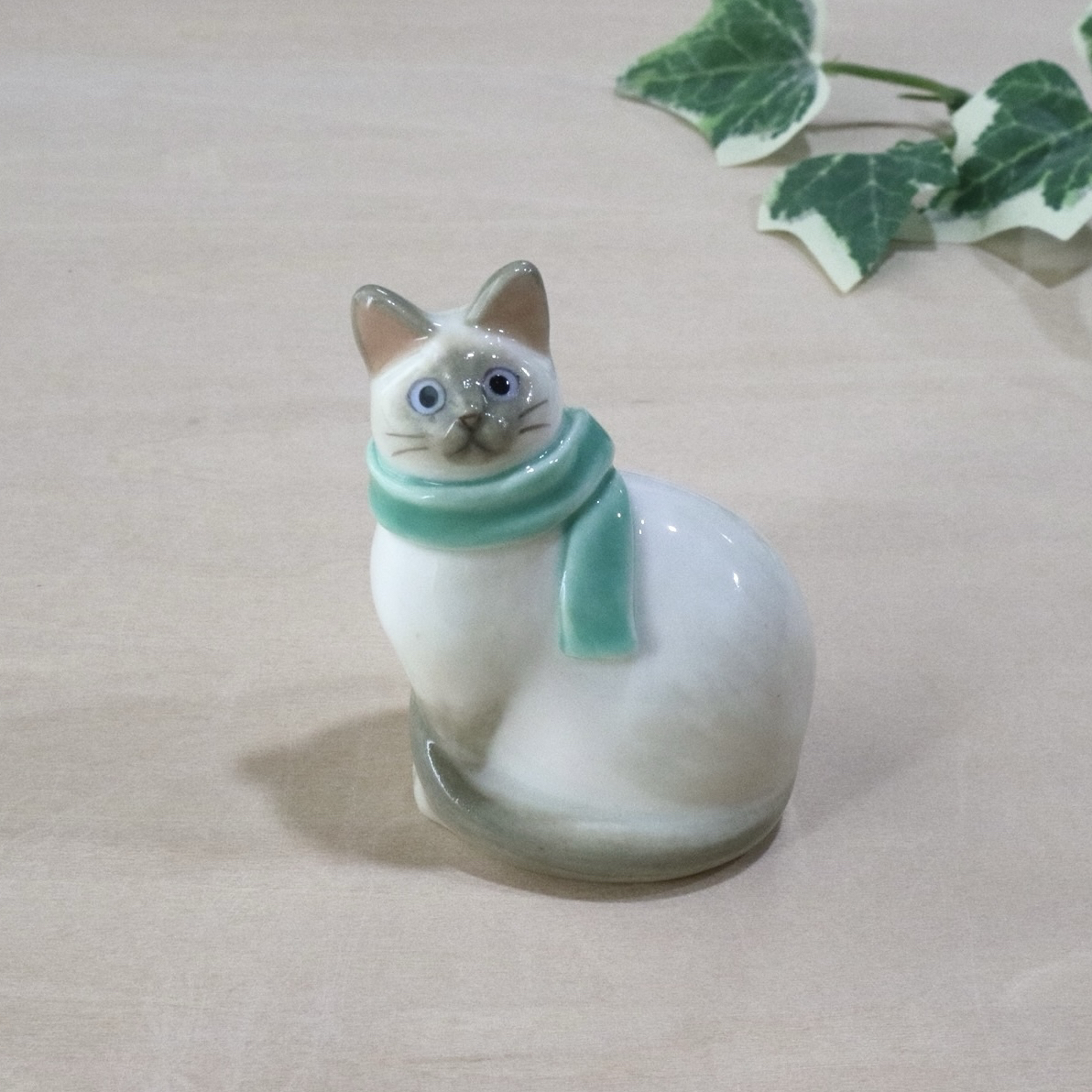 峰村 ゆか 陶器製 シャム猫の置物 青いマフラー 峰村 ゆか - 作品一覧 | minne 国内最大級のハンドメイド