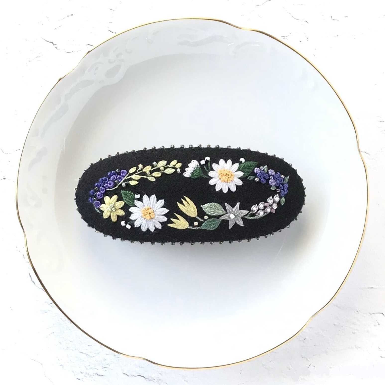 マーガレットとフレッシュフラワー＊リースの刺繍バレッタ　No.333