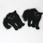 やんのかポーズの黒猫ブローチ