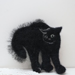 やんのかポーズの黒猫ブローチ