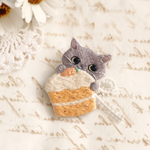 キャロットケーキと猫ちゃんのブローチ🐱🥕🧁（グレーねこ）