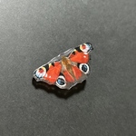 手描きのクジャクチョウのブローチ