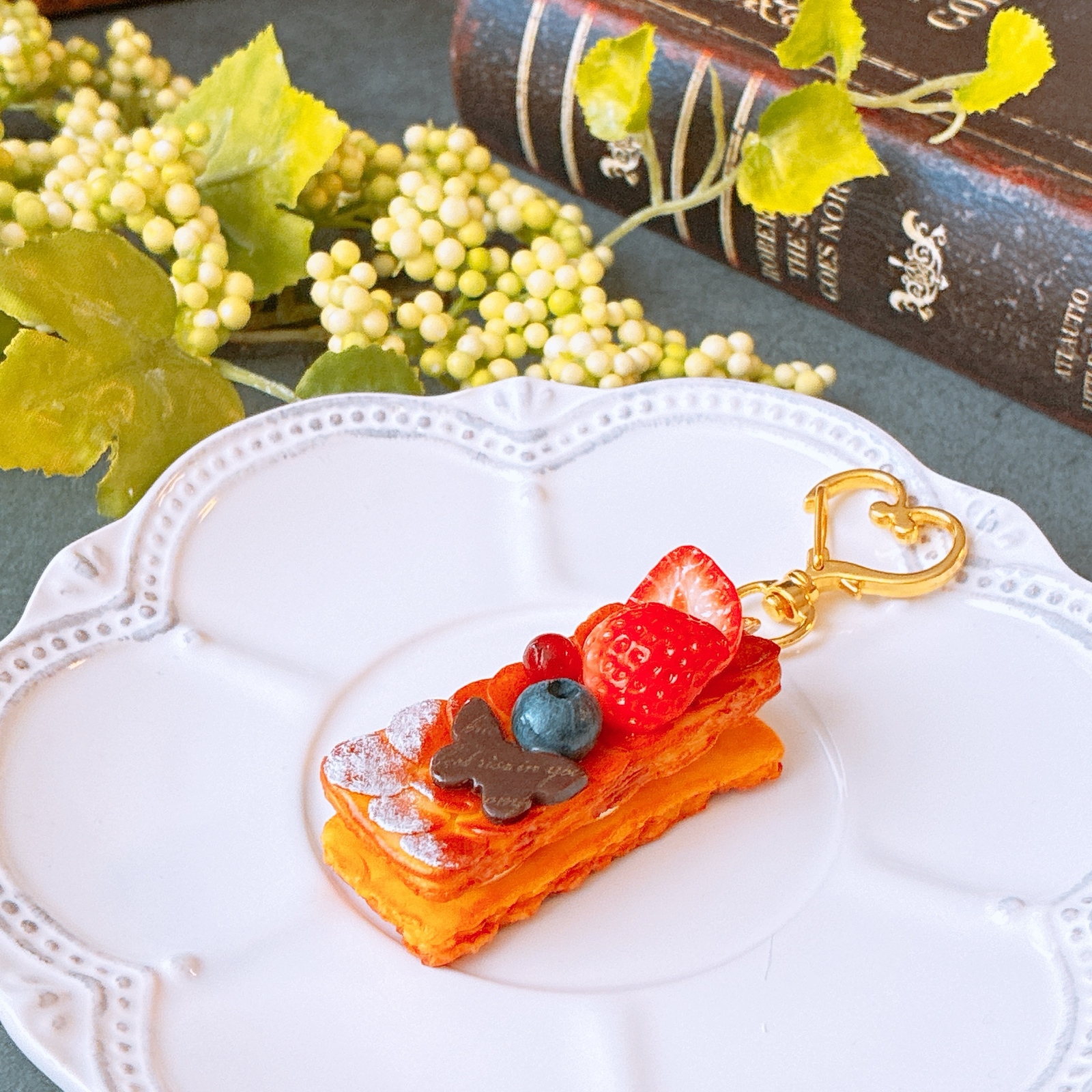 【merci*M様】フェイクスイーツ◆薔薇飾り◆ホール苺サンド♡マカロンケーキ merci*M様】フェイクスイーツ◇薔薇飾り◇ホール苺サンド