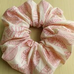 ナチュラルリーフがシンプルなシュシュ(サーモンピンク)