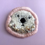 ラッコの刺繍ブローチ