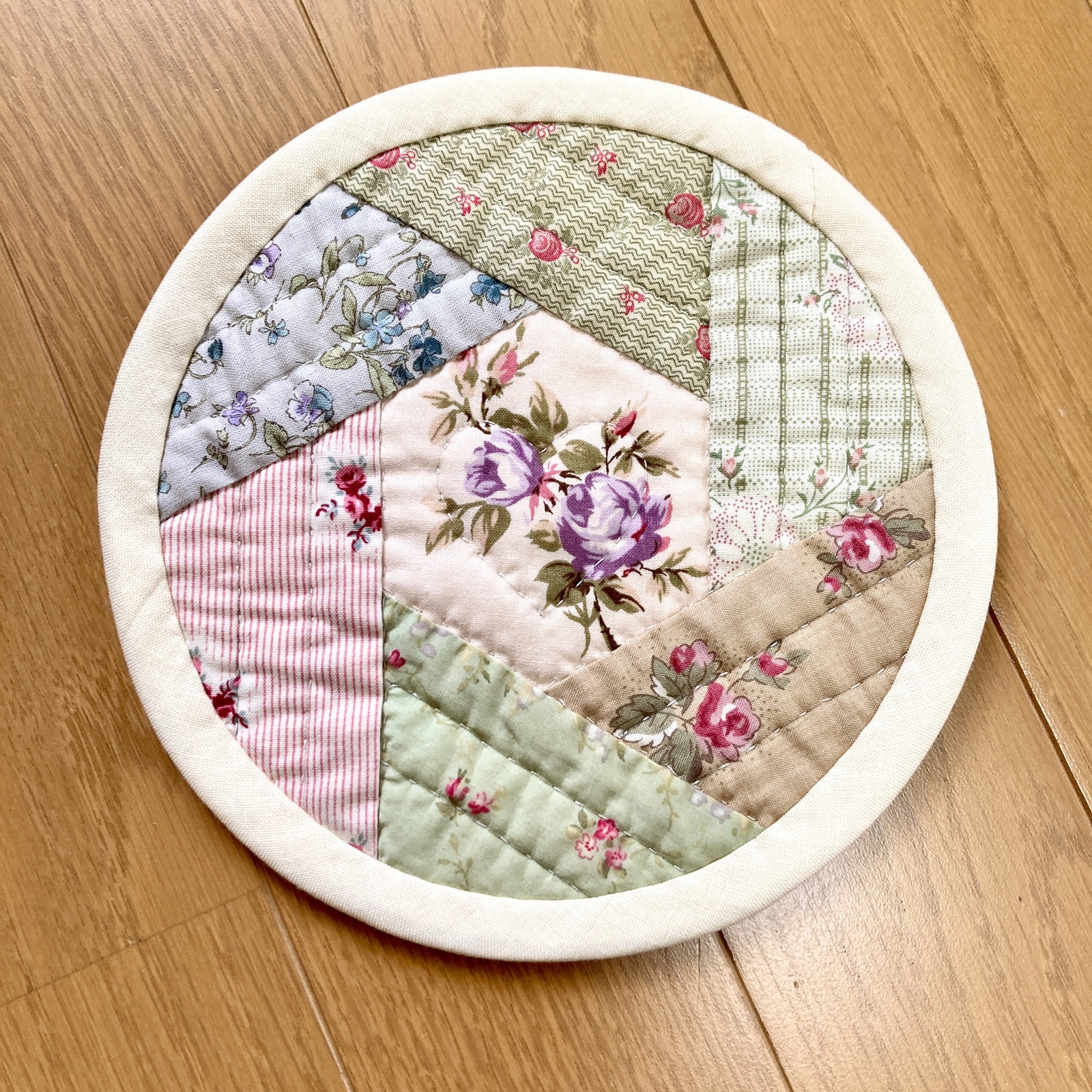 198-b バラとヘキサゴンのミニキルト パッチワークキルト