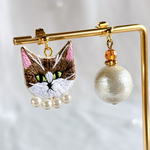 【猫と一雫の宝石耳飾り】アシメントリーピアス、イヤリング