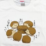 歓迎される新入りハリネズミ【ホワイト】ekot Tシャツ <イラスト：タカ（笹川ラメ子）>
