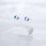 【スイスブルートパーズのノンホールピアス】水色 / 4mm / 天然石 / 金属アレルギー対応 / 11月誕生石