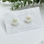薄グリーン*小さなチェコビーズピアス／イヤリング