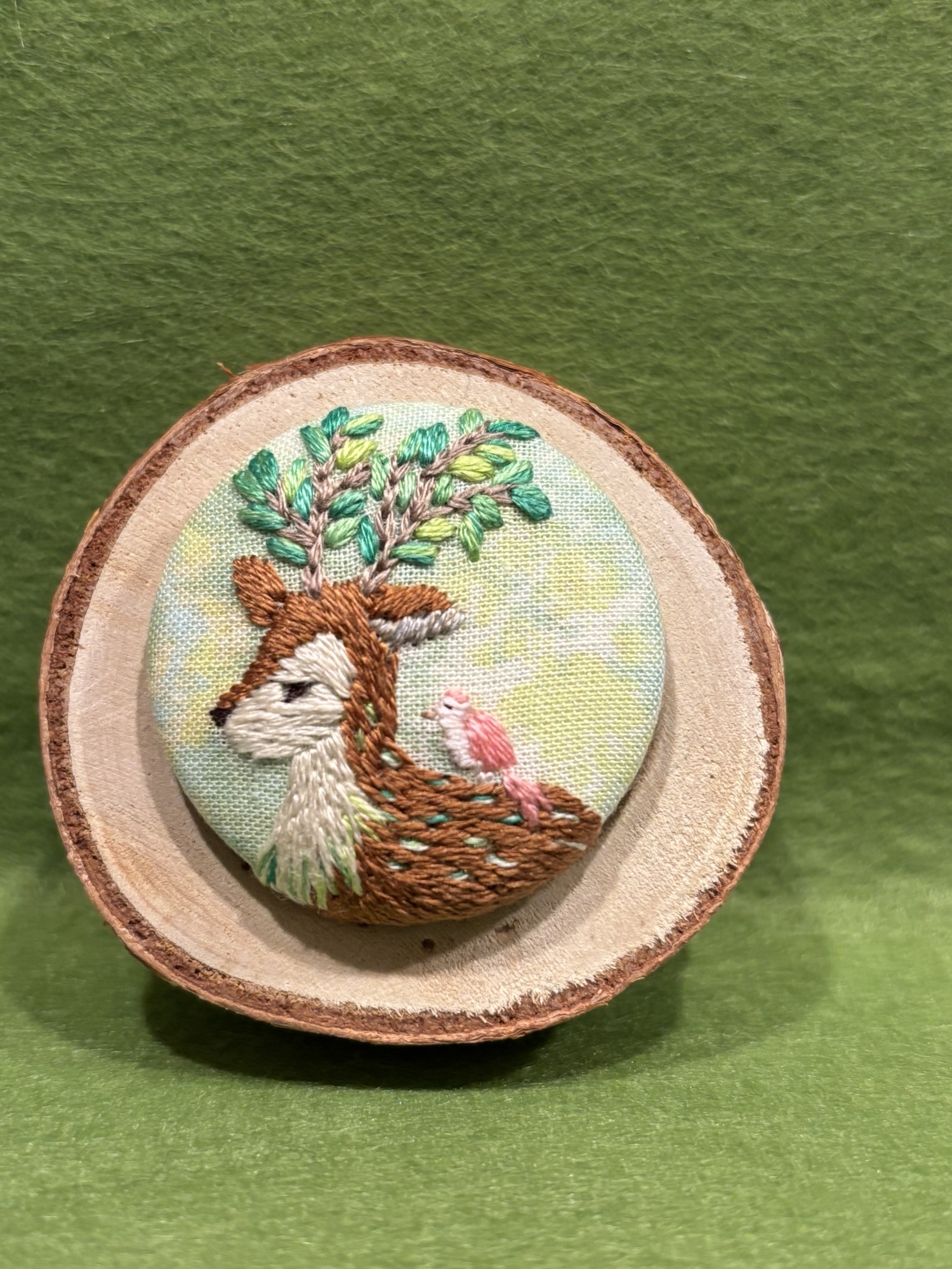 くるみボタン刺繍ヘアゴムorブローチ ゆらゆらラッコ - にわとり