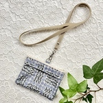 両面使えるネームホルダー/片面ポケットタイプ/スリーピングローズ/リバティ生地使用/ネックストラップ付きIDカードホルダー/ラミネート