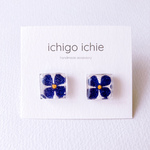 北欧フラワーピアス / イヤリング　ネイビーフラワー×アイボリー　花のピアス　北欧カラーアクセサリー　うるつやレジン
