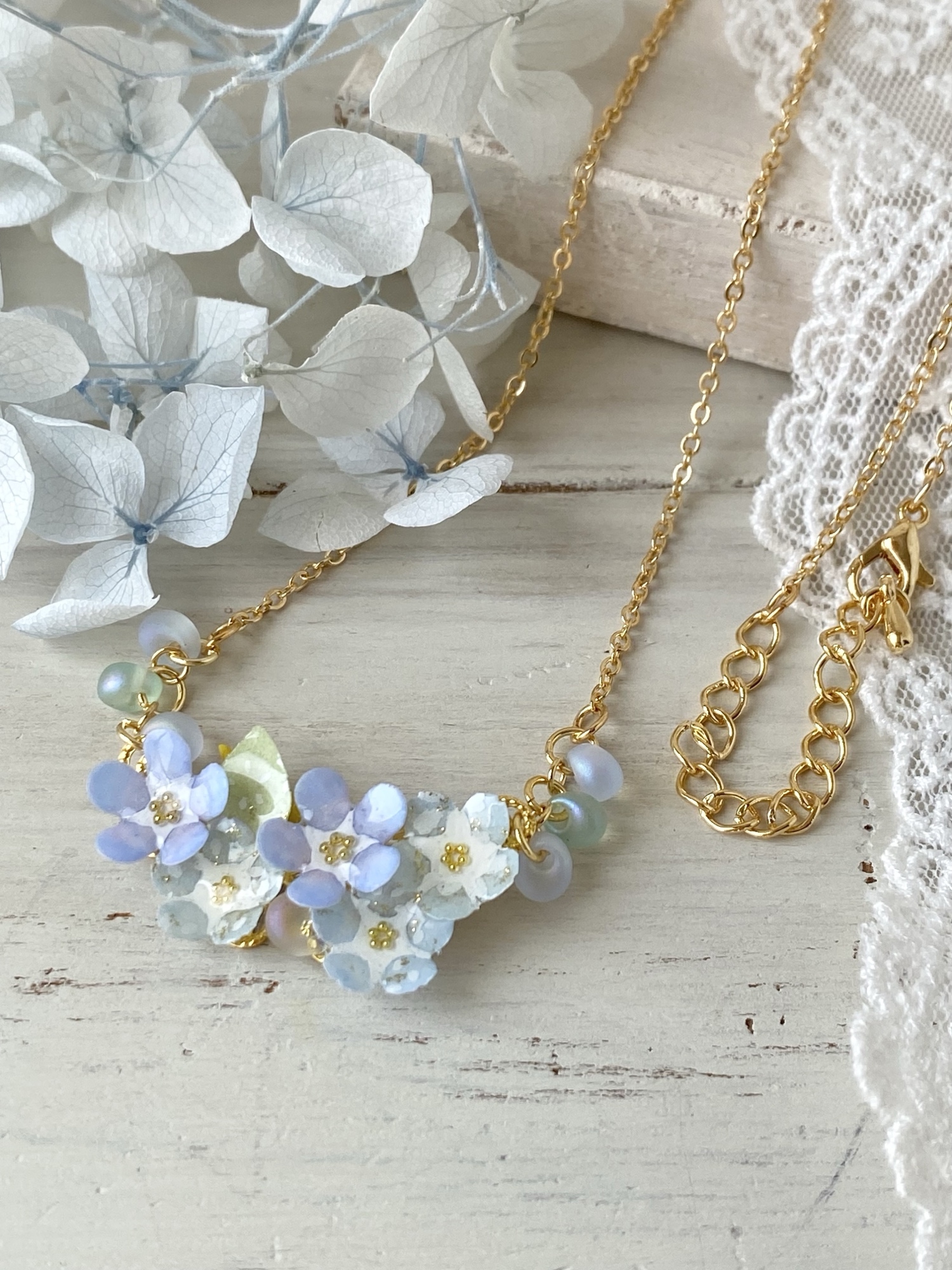 鈴蘭紋章と鬼灯と勿忘草。　色変化勿忘草　レジン鬼灯　ネックレス 鈴蘭紋章と鬼灯と勿忘草。 色変化勿忘草 レジン鬼灯 ネックレス