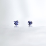 【アイオライトのハートピアス】4mm / 青紫 / 天然石 / サージカルステンレス / つけっぱなしOK /3月誕生石
