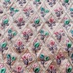 【50cmカット済】インド 刺繍 生地  花柄 キルティング柄 スパンコールなし ピンク ピンクベージュ