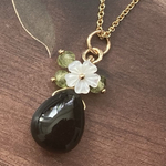 🌸14kgf🌸上品で可愛いお花のお守りネックレス🌸モリオン、ホワイトシェル、ペリドット
