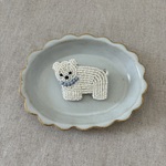 《１点もの》ビーズ刺繍・しろくまブローチ（ブルーの首飾り）
