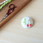 野いちごの刺繍ブローチ