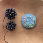 刺繍》Spring flower garden　ヘアゴム／ブローチ