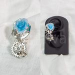 銀の歯車と青薔薇のイヤーカフ