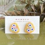 花とビーズ刺繍のピアス/イヤリング (オレンジ)