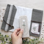 «ﾌﾞｯｸｶﾊﾞｰと栞ｾｯﾄ » ｼﾛﾂﾒｸｻ刺繍と読書 *文庫本サイズ *読書セット *日記・手帳カバー*ブックカバーと栞*2点セット *綿麻