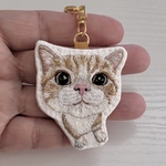 見上げる子猫の手刺繍キーホルダー