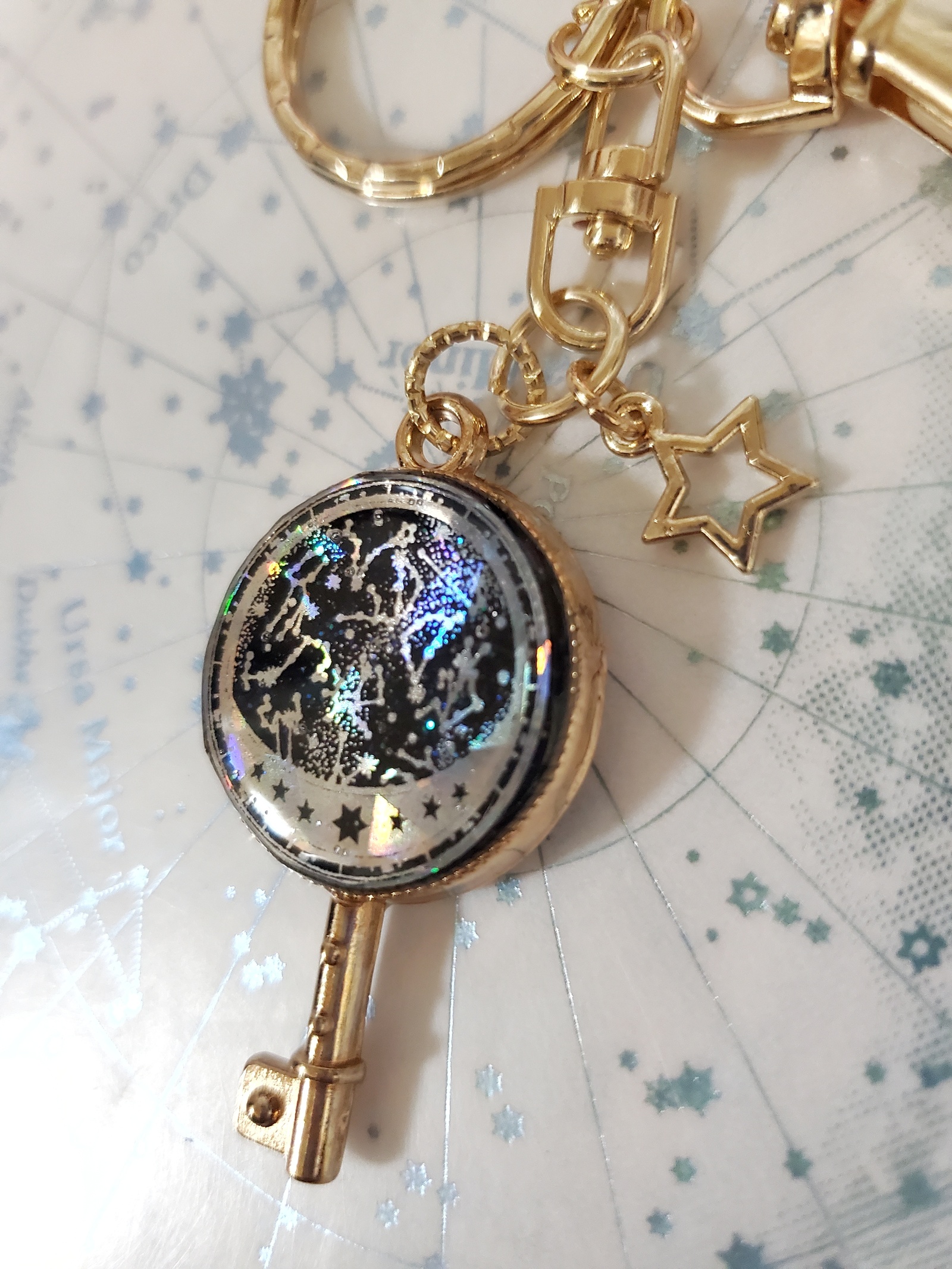 RUKURUKU/レジン/窓辺の猫　雪　蓄光　オルゴナイトキーホルダー イニシャル入可能☆光る猫と透かし三日月の鍵チャーム