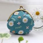 〜マーガレットと小花のまあるい刺繍がま口〜　財布　プレゼント　イニシャル入り