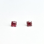 毎日つけたい♪ 宝石質ロードライトガーネットAAA  4mm  ひと粒ピアス　スタッドピアス　ステンレスピアス　天然石　スクエアカット　小粒ピアス　小さめピアス　オフィス　デイリー　つけっぱなし　