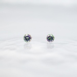 【ミスティックトパーズのお守りピアス】4mm / 緑 紫 / 天然石 / 金属アレルギー対応 